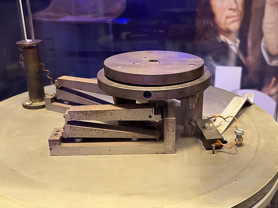 Foto radas logam lama dalam muzium: cakera yang menyokong plat bawah dalam eksperimen daya Casimir oleh Marcus Sparnaay pada 1958