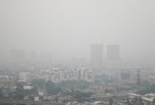 Bangunan tinggi di Kuala Lumpur kelihatan kabur di sebalik selubung jerebu kelabu pada September 2026