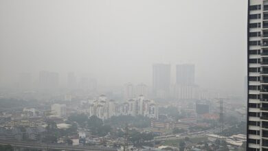 Bangunan tinggi di Kuala Lumpur kelihatan kabur di sebalik selubung jerebu kelabu pada September 2026