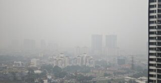 Bangunan tinggi di Kuala Lumpur kelihatan kabur di sebalik selubung jerebu kelabu pada September 2026